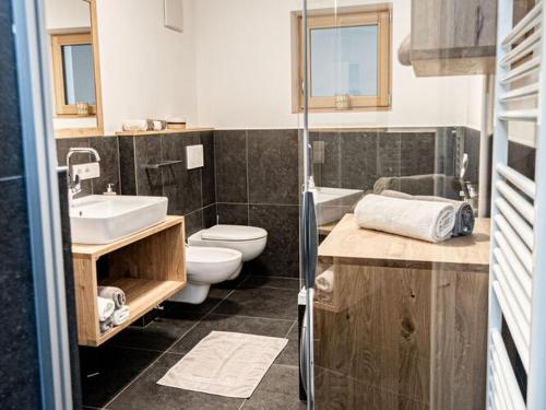 La salle de bains est pourvue de toilettes et d'un lavabo. dans l'établissement Holiday apartment in Seis am Schlern, à Alpe di Siusi
