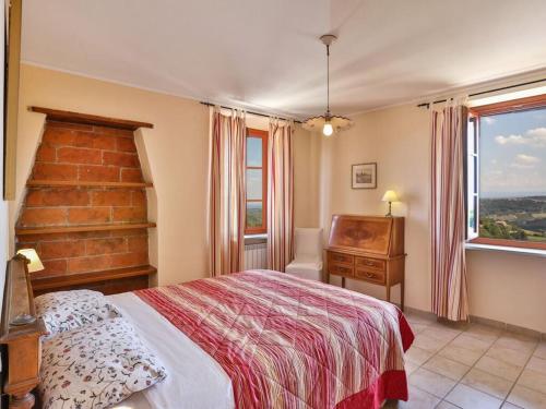 - une chambre avec un lit, un bureau et une fenêtre dans l'établissement Freisa at Villa Pesce, à Mombaruzzo