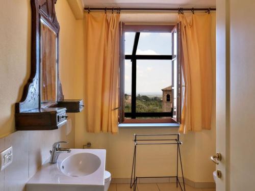 La salle de bains est pourvue d'un lavabo et d'une fenêtre. dans l'établissement Freisa at Villa Pesce, à Mombaruzzo