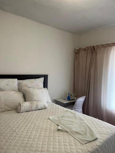 Una cama o camas en una habitación de Sunset Guesthouse - Mthatha