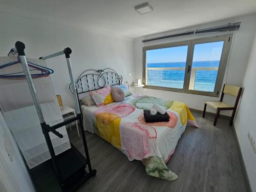 ein Schlafzimmer mit Bett und Blick auf das Meer in der Unterkunft Eros OceanView Attic in Santa Cruz de Tenerife