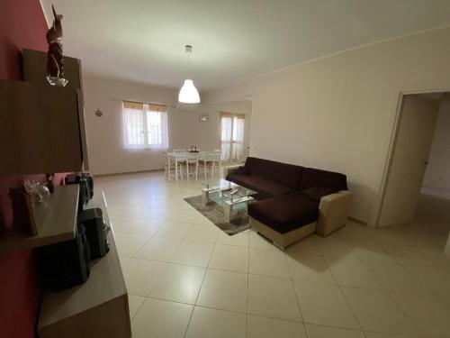 ein Wohnzimmer mit einem Sofa und einem Tisch in der Unterkunft Appartamento Casa vacanza fronte mare in Venetico