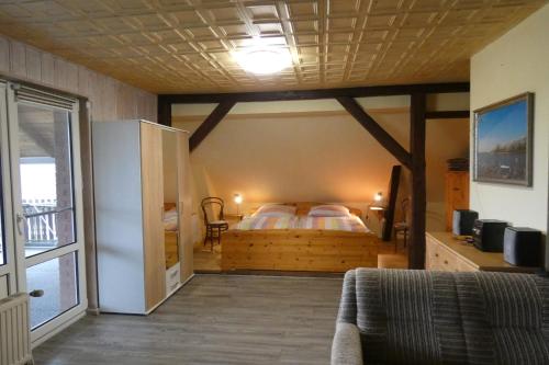 Un dormitorio con una cama en la esquina de una habitación. en FeWo mit Balkon, Zimmermann, en Strasen