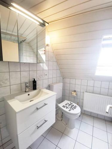 Ένα μπάνιο στο Wohnung mit hist. Altstadt Charme
