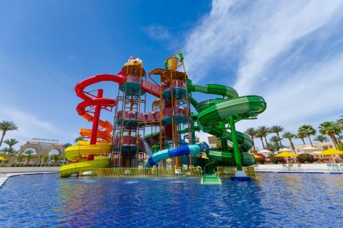Pickalbatros Palace - Aqua Park Hurghada في الغردقة: زحليقة مائية وسط مسبح