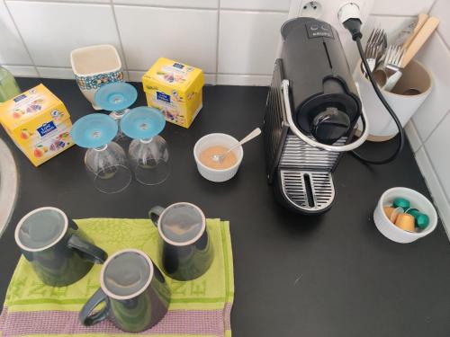 Příslušenství pro přípravu čaje a kávy v ubytování Petit nid en Alsace studio indépendant avec salle de douche privative