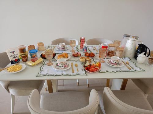 una mesa con platos de comida. en Pousada Donatella, en Paranaguá