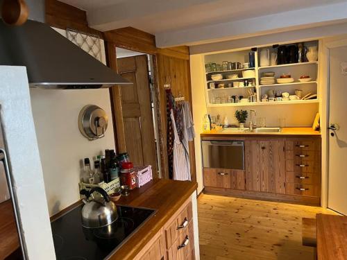 uma cozinha com um lavatório e um fogão em Seaside Cottage em Oyndarfjørður