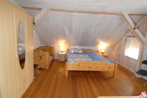 sypialnia z łóżkiem na poddaszu w obiekcie FeWo mit Balkon, Zimmermann w mieście Strasen