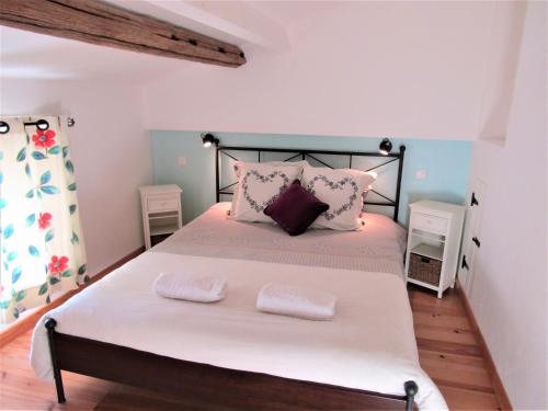 une chambre avec un lit avec deux serviettes dessus dans l'établissement Noyer, à Étusson