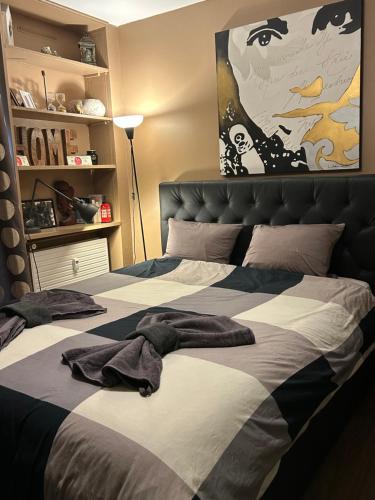 a bedroom with a bed with two towels on it at Appart & Studio Hyper Centre de Strasbourg - Proche Cathédrale & Petite France in Strasbourg