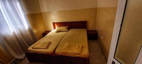 ein kleines Bett in einem kleinen Zimmer mit Fenster in der Unterkunft Pam de Terra in Calheta