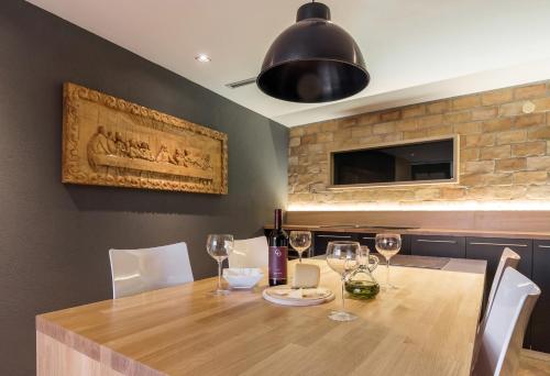 Μια τηλεόραση ή/και κέντρο ψυχαγωγίας στο Residence Monte near Umag for 10 people with heated infinity pool, spa & play room