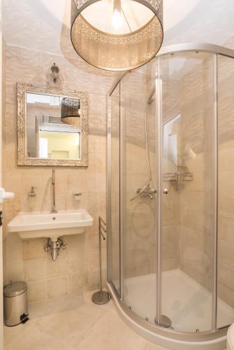 Ένα μπάνιο στο Residence Monte near Umag for 10 people with heated infinity pool, spa & play room