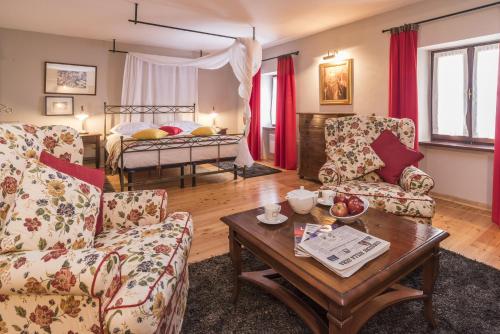 uma sala de estar com duas cadeiras, uma mesa e uma cama em Residence Monte near Umag for 10 people with heated infinity pool & spa 