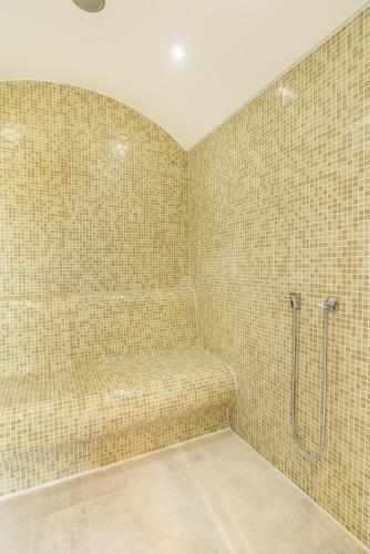 Ένα μπάνιο στο Residence Monte near Umag for 10 people with heated infinity pool, spa & play room