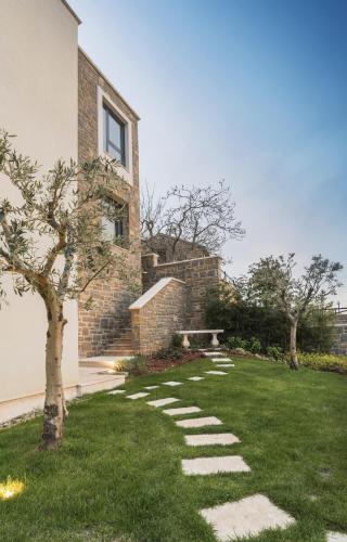 Κήπος έξω από το Residence Monte near Umag for 10 people with heated infinity pool, spa & play room