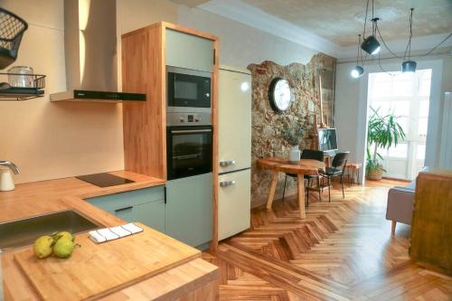 a kitchen with a counter and a table with bananas on it at Apartamento Victoria centro in A Coruña
