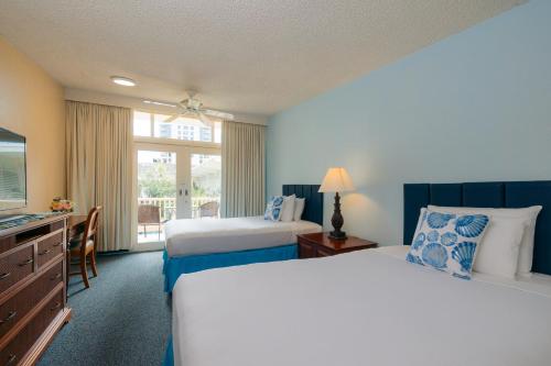 Postel nebo postele na pokoji v ubytování Waikiki Heritage Hotel