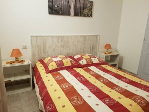 - un lit dans une chambre avec deux tables et deux lampes dans l'établissement Au Epicéah, logement à la campagne, à Valence