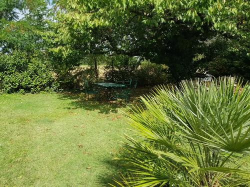 a park with a bench in the middle of a yard at Au Epicéah, logement à la campagne in Valence