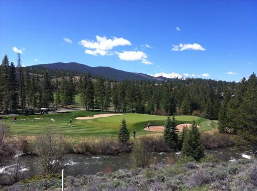 un campo da golf in montagna con un fiume di Pines 2047 a Keystone