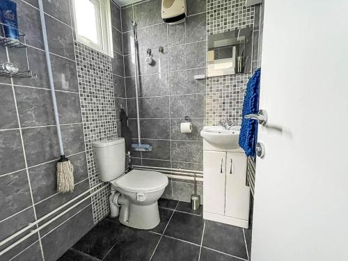 a bathroom with a toilet and a sink at Lovely 4 Berth Chalet In The Coastal Village Of Heacham, Ref 92018cs in Heacham