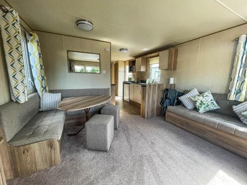 Seating area sa Homely 8 Berth Caravan In Southview Holiday Park In Skegness, Ref 33028e