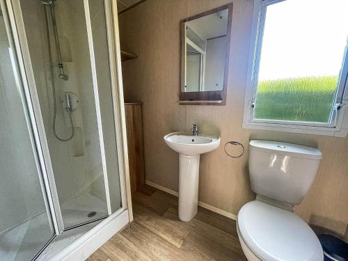 Bathroom sa Homely 8 Berth Caravan In Southview Holiday Park In Skegness, Ref 33028e