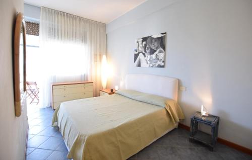 Ένα ή περισσότερα κρεβάτια σε δωμάτιο στο Cozy Apartment In Lido Di Camaiore
