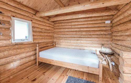 Beautiful Home In Bjrnum With Lake View tesisinde bir odada yatak veya yataklar