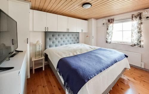 a bedroom with a bed with a blue and white blanket at Gorgeous Home In Örkelljunga With Wifi in Orkelljunga