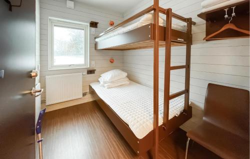 ein kleines Zimmer mit einem Etagenbett und einem Fenster in der Unterkunft Cozy Home In Onsala With Wifi in Onsala
