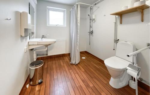uma casa de banho com um WC e um lavatório em Cozy Home In Onsala With Wifi em Onsala