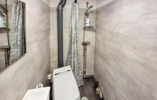 uma casa de banho com um WC branco e um chuveiro em Lovely Home In Alingss With Lake View em Alingsås