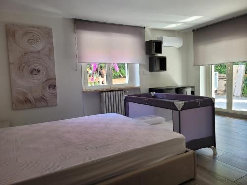 een slaapkamer met een groot bed en een wastafel bij Happy House in Francavilla al Mare