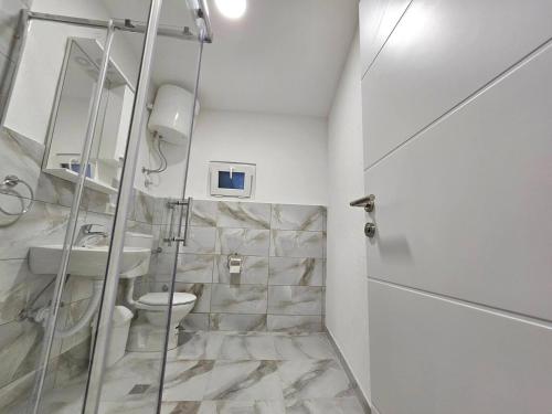ein Bad mit einem WC und einem Waschbecken in der Unterkunft Apartmani Central in Mostar
