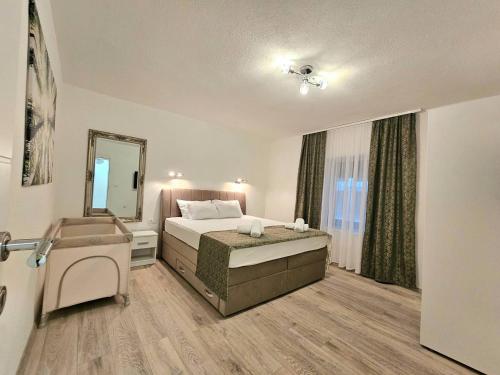 ein Hotelzimmer mit einem Bett und einem Spiegel in der Unterkunft Apartmani Central in Mostar
