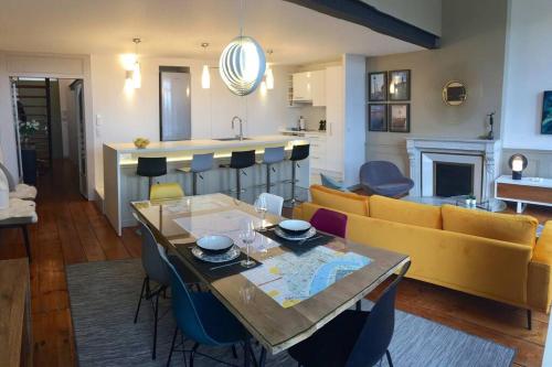 une cuisine et un salon avec une table et un canapé dans l'établissement Sunny riverside apartment, à Bordeaux