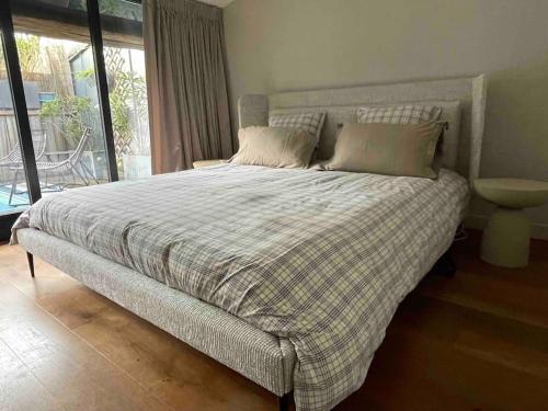 Ένα ή περισσότερα κρεβάτια σε δωμάτιο στο Sunny riverside apartment