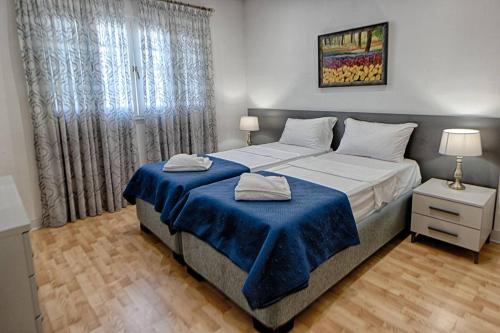 - une chambre avec un grand lit et une couverture bleue dans l'établissement Belvedere - Cozy 2bed Mellieha Seaview, à Mellieħa