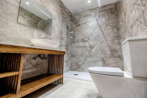 ein Bad mit einem Waschbecken, einem WC und einer Dusche in der Unterkunft Belvedere - Cozy 2bed Mellieha Seaview in Mellieħa