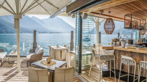 een restaurant met uitzicht op het water bij Hotel Post am See in Pertisau