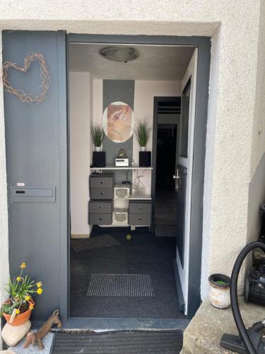 una puerta abierta a un pasillo con macetas en Crissisroom, en Zell im Wiesental
