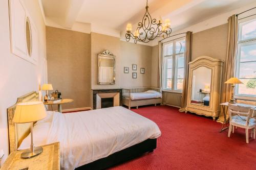 Un pat sau paturi într-o cameră la Les Trois Lys