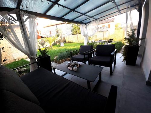 Ruang duduk di Holiday Home Onyx