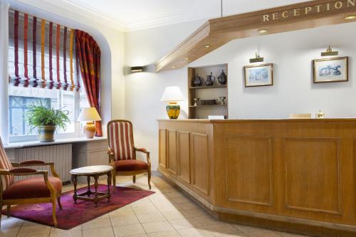 a waiting room at a hospital with chairs and a counter at Résidence du Pré in Paris