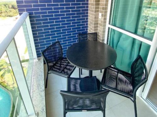 d'une table et de chaises noires sur le balcon. dans l'établissement Salinas Exclusive Resort, à Salinópolis