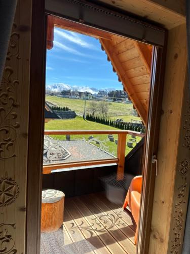 vistas desde la puerta de una habitación con ventana en Chaty Misiagi en Poronin