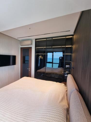 Postel nebo postele na pokoji v ubytování Premium apartment in Porta Batumi Tower